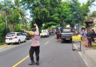 Polri Aktif Kawal Kelancaran Lalu Lintas, Bhabinkamtibmas Tegalcangkring Amankan Upacara Adat Ngaben