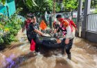 Brimob Polda Metro Jaya Laksanakan Patroli SAR Antisipasi Banjir dan Bantu Evakuasi Warga di Pondok Aren