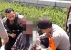 Sigap dan Humanis, Polisi Ditpamobvit Tolong Wanita Terjatuh di Depan Kedutaan AS