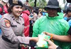 Polwan Bagikan Roti dan Air Mineral, Aksi Nelayan di Silang Selatan Monas Tetap Tertib Meski Diguyur Hujan