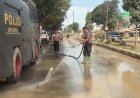 Minimalisir Debu Pasca Banjir, Polri Lakukan Pembersihan dan Penyiraman Jalan Protokol Aceh Tamiang