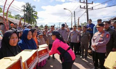 Ketum Bhayangkari Beri Bantuan hingga Hibur Anak-anak Korban Bencana di Tapanuli Tengah