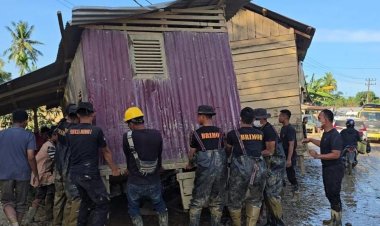 Bahu Membahu, Brimob Pindahkan Rumah Terseret Banjir yang Melintang di Jalan Nasional Tamiang–Langsa