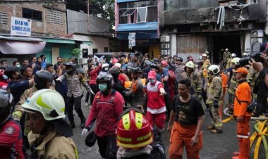 Aksi Heroik Kapolsek Kemayoran, Hingga Tangan Terluka Saat Lindungi Petugas Evakuasi Korban Kebakaran Terra Drone
