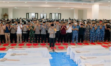 Kapolda Sumbar Pimpin Shalat Jenazah 24 Korban Banjir di Masjid Raya Al Minangkabawi