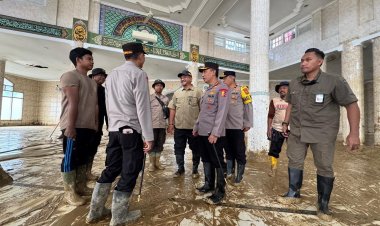Kapolri Tinjau Pembersihan SD dan Masjid Terdampak Bencana di Aceh Tamiang