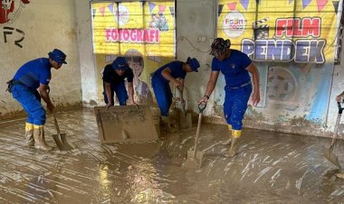 Korpolairud Baharkam Polri Lakukan Normalisasi Sekolah Terdampak Lumpur di Padang Pariaman