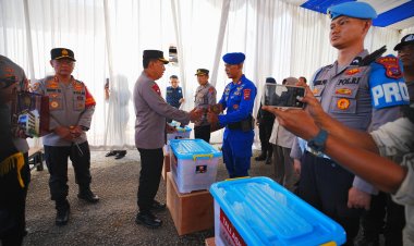 Wujud Empati, Kapolri Beri Bantuan kepada Anggota Polri Korban Bencana di Sumbar