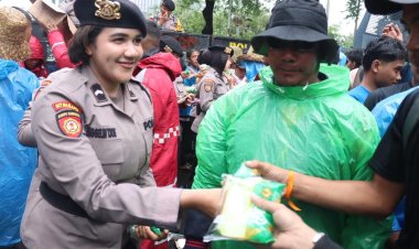 Polwan Bagikan Roti dan Air Mineral, Aksi Nelayan di Silang Selatan Monas Tetap Tertib Meski Diguyur Hujan