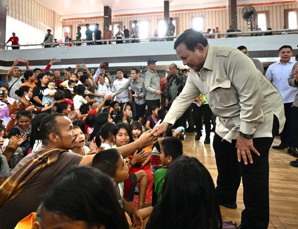 Kapolri Dampingi Presiden Cek Lokasi Pengungsian Korban Banjir di Tapanuli Tengah