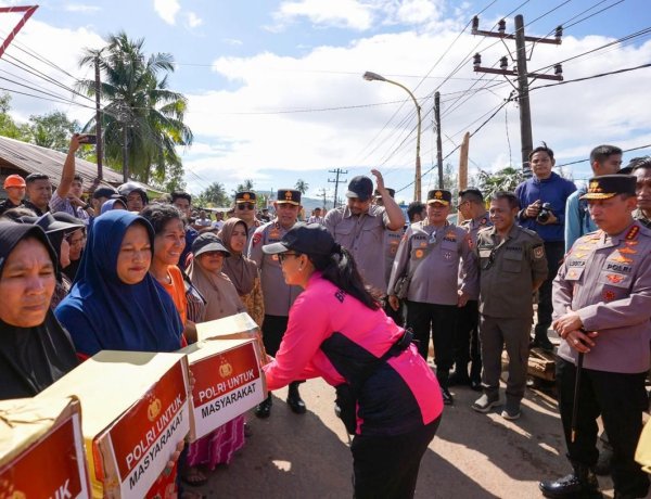 Ketum Bhayangkari Beri Bantuan hingga Hibur Anak-anak Korban Bencana di Tapanuli Tengah