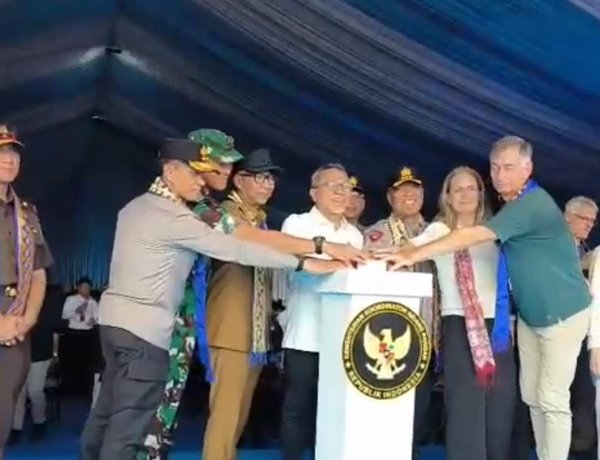Polri Perkuat Ketahanan Pangan Nasional: Wakapolri Bersama Menko Pangan Tanam Jagung di Lampung Selatan