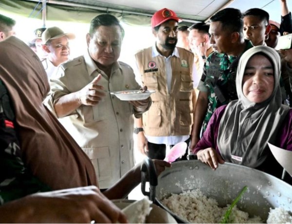 Prabowo di Bireuen, Cicipi Nasi Tongkol, Dengarkan Keluh Kesah Pengungsi