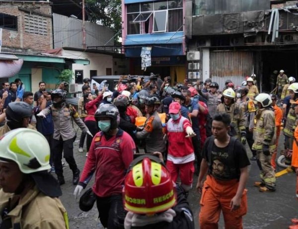 Aksi Heroik Kapolsek Kemayoran, Hingga Tangan Terluka Saat Lindungi Petugas Evakuasi Korban Kebakaran Terra Drone