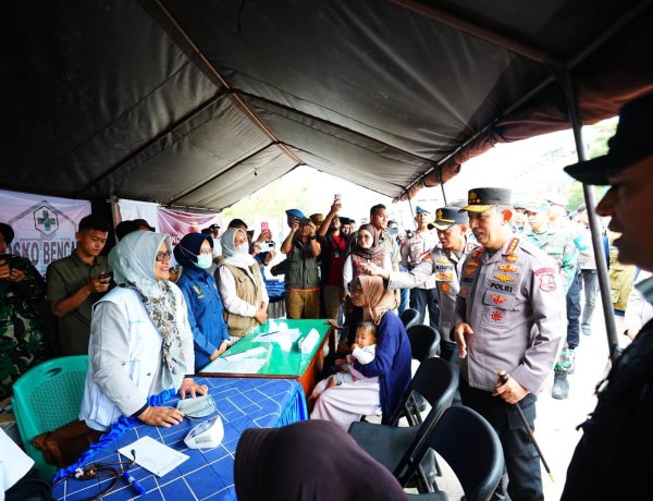 Tinjau Pengungsian di Aceh Tengah, Kapolri Tekankan Percepatan Perbaikan Akses hingga Distribusi Bantuan
