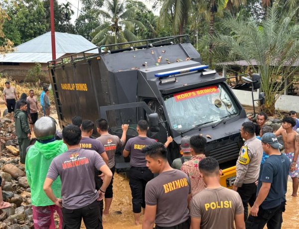 Polri Kirim Bantuan Ke Daerah Terisolir di Sumatera