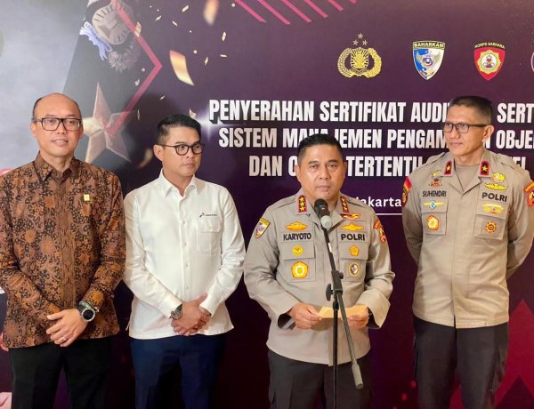 Polri Serahkan Sertifikat Audit Sistem Pengamanan Objek Vital Nasional Tahun 2025