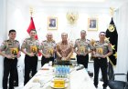 Lewat Buku, Wakapolri Titipkan Pesan Penting Pemberantasan TPPA–PPO kepada 5 Calon Atase dan Staf Teknis Polri