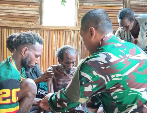 Tim Kesehatan Satgas TMMD Gerak Cepat Layani Warga Yang Sakit